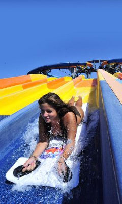 Ragazza su scivolo